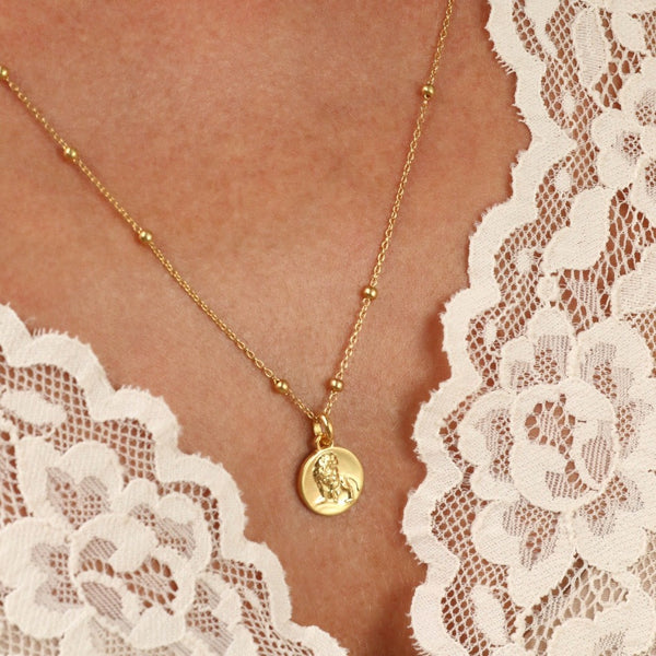 Leo dainty pendant necklace // Gold