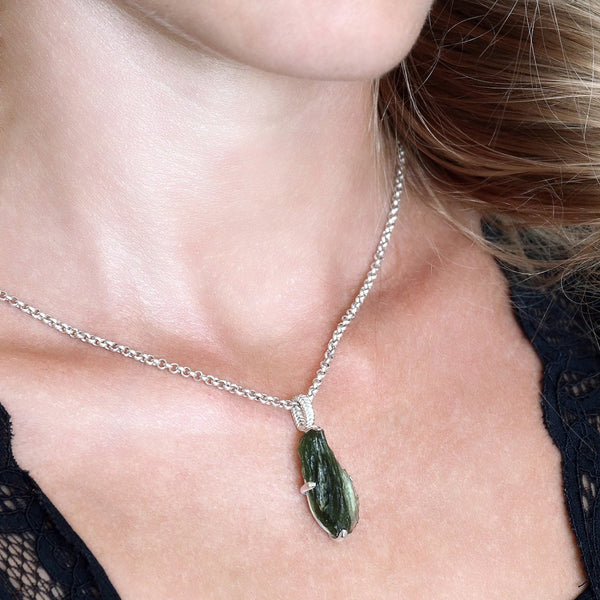 Rough Asymetrical green gemstone necklace 6 gr