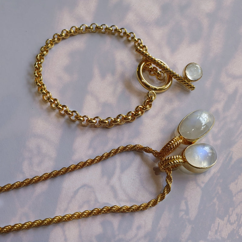 Rolo Chain Moonstone Bracelet with a Toggle clasp  // Gold