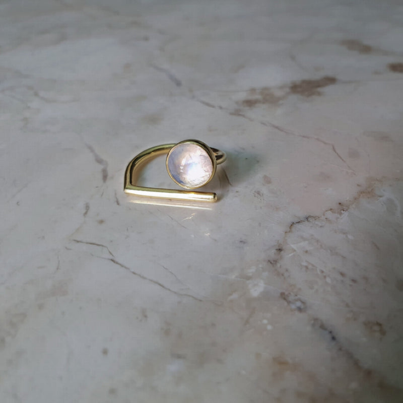 Moonstone ring // Gold